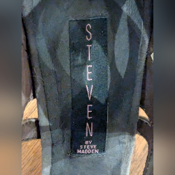 Steven by Steve Madden Suede heels with illusion cut outs. Gray taupe & tan Sz 8 - Picture 2 of 8
